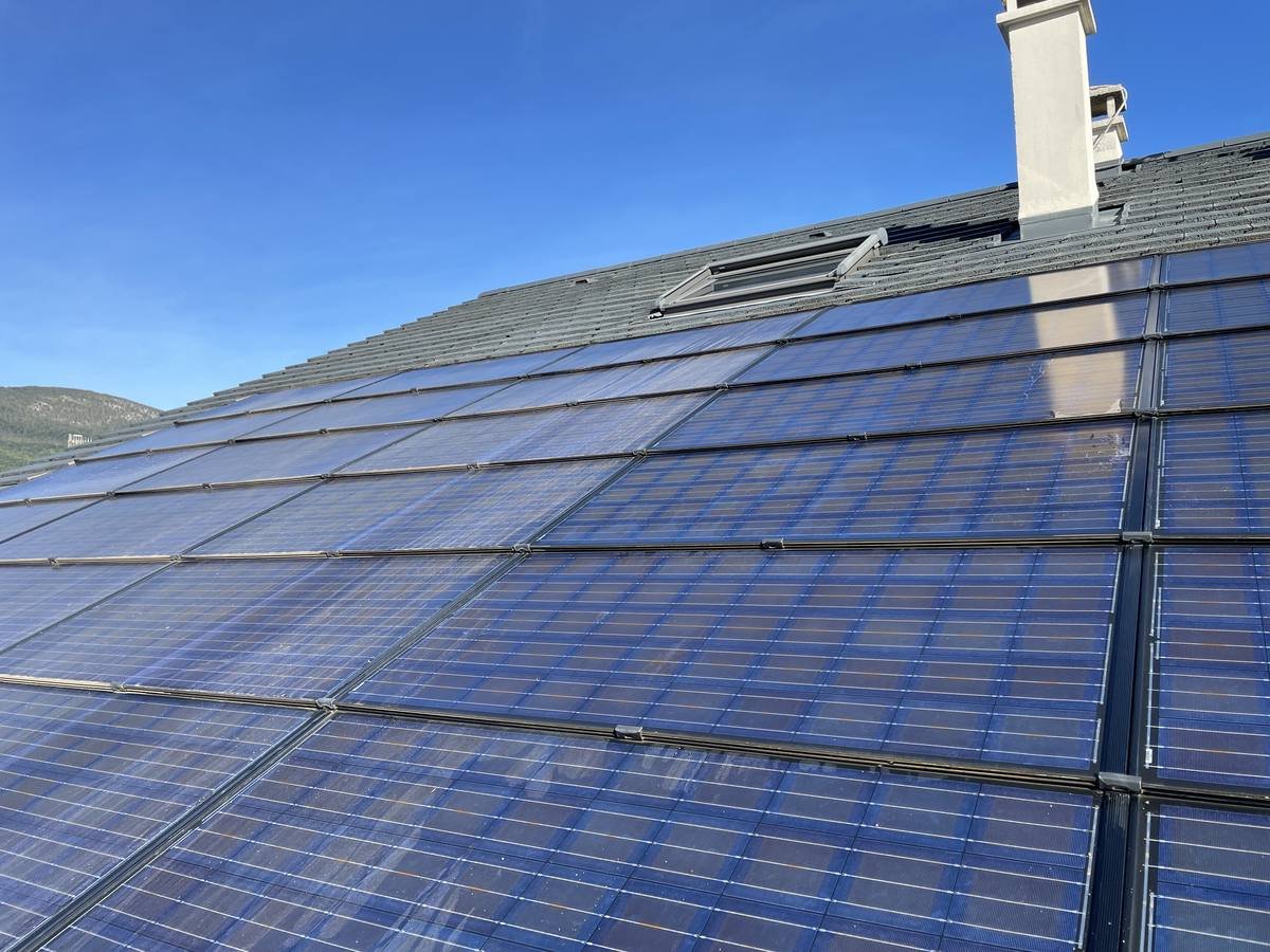 Nettoyage de panneaux photovoltaïques à l'eau déminéralisée sur une toiture en Haute-Savoie